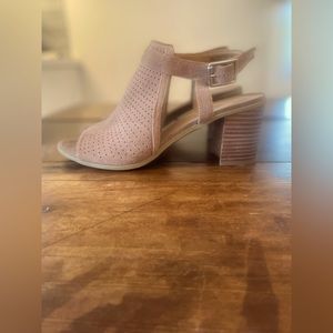 Franco Sarto Tan Suede 2” Heels, size 9M